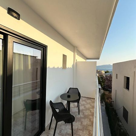 Io'S Apartments Sarandë Exterior foto